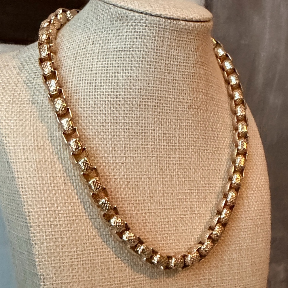 🚫SOLD🚫VTG Sarah Coventry Choker Necklace Beautiful Golden Color Textured - Picture 9 of 9